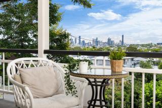 Pet Friendly Family Home In Brisbane - Relocations and Family Stays - Fast Internet - Parking - Netflix - 7