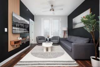 Chic 1BR w Gym & Parking Near Rvrwalk & Dome - 0