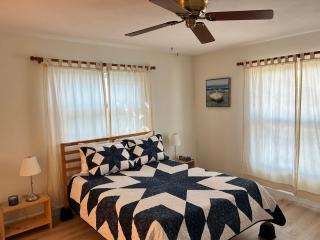 Lovely 3BR 2Bath Fenced Yard Walk to Eagle Lake Park - 2