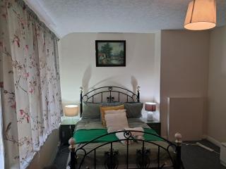 Cosy 4 Bedroom Birmingham Stay - Free WiFi & Parking - 8