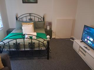Cosy 4 Bedroom Birmingham Stay - Free WiFi & Parking - 5