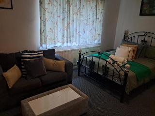 Cosy 4 Bedroom Birmingham Stay - Free WiFi & Parking - Birmingham - 3