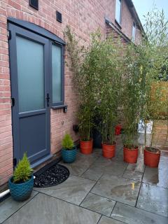 Luxury Studio Apartment- Sleeps 2 -Patio- Parking - 1