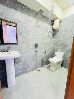 Hotel Blue Inn Near Sector 34 Metro Station - Noida - 1
