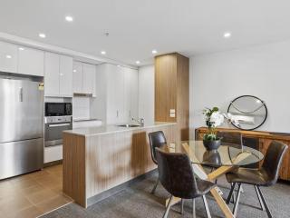 Vibrant 2BD Escape - Exhilarating Location! - 3