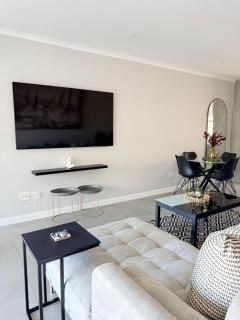 Sandton Grand 2-Bed at Middle 3 - 6