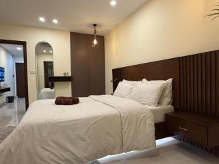 Skyluxe Designer Suits with heating Fast Wifi, Rooftop pool, Gym, Sauna and Self checkin Unmarried Not Allowed - 1