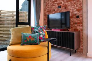 Perfect Booking Hot Tub Cabin With Log Burner - 1