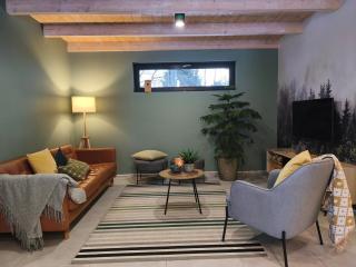 Massage chair -all-year HOT TUB - kids playground - bike trails - 7