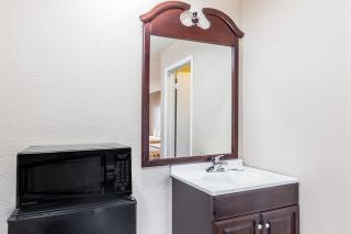 Deluxe Inn Denton - 4