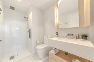 Queen’s Wharf 1BR Apt with Pool and Free Parking - 2