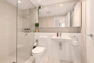 Alex Perry | 2BR Escape + Pool, Gym & Free Parking - 4