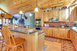 Black Hills Cabin Hot Tub, Fishing Pond and Deck - 1