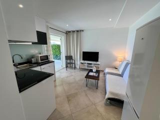 Charming 1 BR Apt - Terrace with Garden View & Pool Access - 1