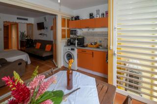 Pieds dans l'eau - 1