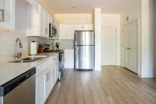 Landing Chic 1BD Pool Gym - 4