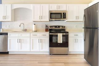 Landing Chic 1BD Pool Gym - 3