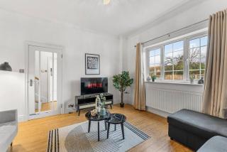 Perfect Booking 4 Bed Home in Cheltenham - 0