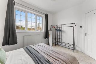 Perfect Booking 4 Bed Home in Cheltenham - 2