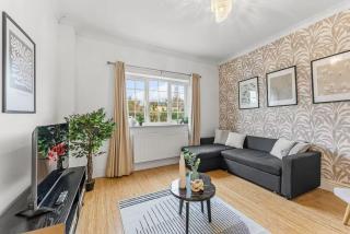 Perfect Booking 4 Bed Home in Cheltenham - 5