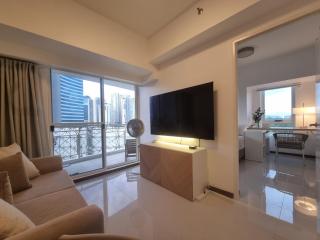 Executive Suite, City Skyline near Solaire & MRT - 4