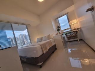 Executive Suite, City Skyline near Solaire & MRT - 3