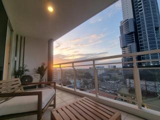 Executive Suite, City Skyline near Solaire & MRT - 1