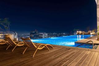 Executive Suite, City Skyline near Solaire & MRT - 8