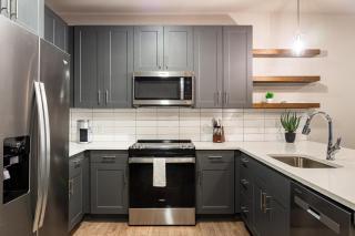 Landing Stunning 1BD Clubhouse - 5