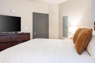 Landing Stunning 1BD Clubhouse - 2