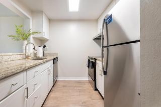 Landing Stunning 2BD Tennis Court Gym - 3