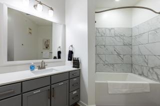 Landing Stunning 2BD in Manhattan Harbour - 1