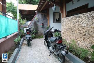 Kembar Guesthouse - 1