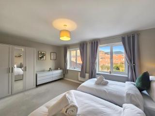 The Cobblestone Townhouse by Fortuna Property Portfolio - 2