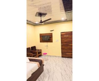 Green Tree By Double RR Group & Located Main Market New Delhi Walking The all Best Market at Delhi - 3