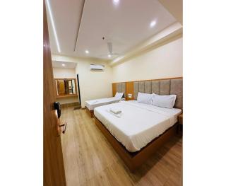 Green Tree By Double RR Group & Located Main Market New Delhi Walking The all Best Market at Delhi - 8