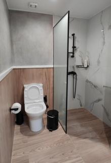 Modern Central Apartment - 400m to Beach - 5