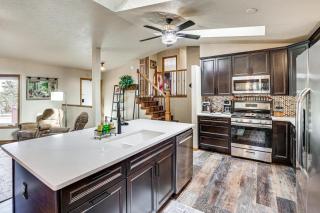 Scenic and Serene Rapid City Getaway on 1 half Acres! - 2