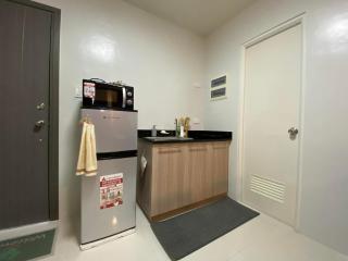 Budget AC Studio, 5m to airport, work-ready - 2