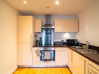 Central Leeds Balcony River View Apartment - 6