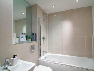 Central Leeds Balcony River View Apartment - 2