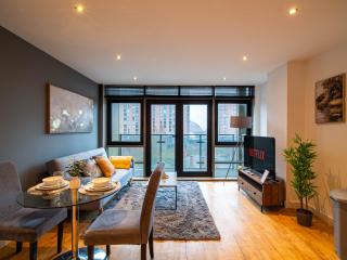 Central Leeds Balcony River View Apartment - 1