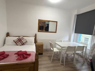 Blackpool - Apartment - Sleeps 6- Coastal Stay - 7