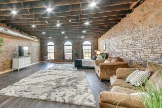 Jacuzzi Tub and Full Kitchen Dowtown Hannibal Loft - 0