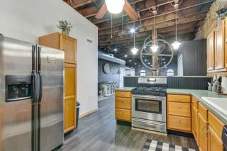 Jacuzzi Tub and Full Kitchen Dowtown Hannibal Loft - 3