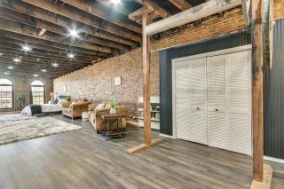 Jacuzzi Tub and Full Kitchen Dowtown Hannibal Loft - 1