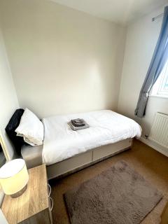 Two Bed Private Apartment - Walk to Stoke Hospital - 4