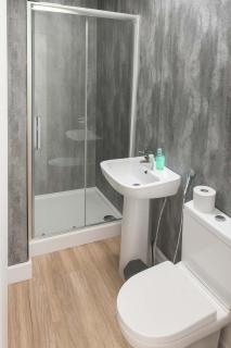 Bright and Spacious 3-Bedroom Apartment-Parking-Ideal for contractors and work stays - 3