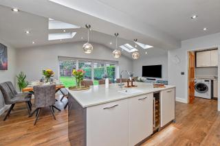 CONTRACTOR FRIENDLY-Large Driveway-THREE SMART TV's-Central Location-FOUR DOUBLE BEDROOMS - 9