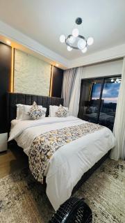 Luxury 2BR High Floor Skyline - 3